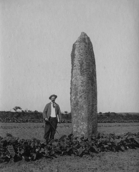Le menhir occidental (4,12 m de hauteur, 1,48 de largeur et 0,91 d'épaisseur à 1 m de la base) présente des faces relativement planes. La face sud est convexe, la face nord concave.